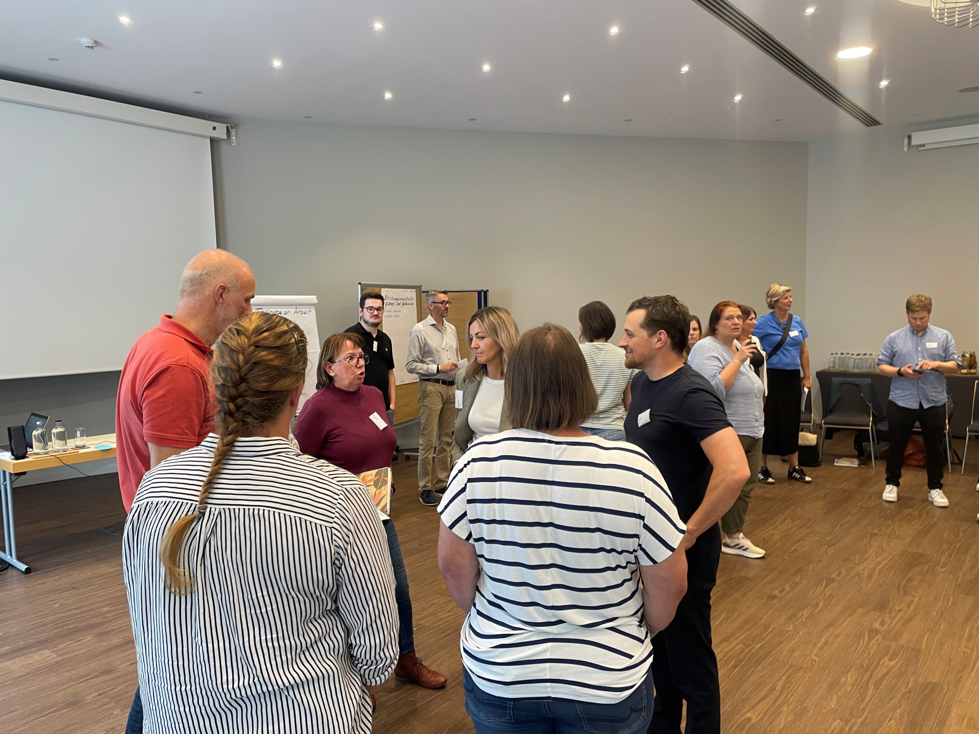 Teilnehmende der Tagung diskutieren in Arbeitsgruppen 
© LAG WfbM Hessen e.V.