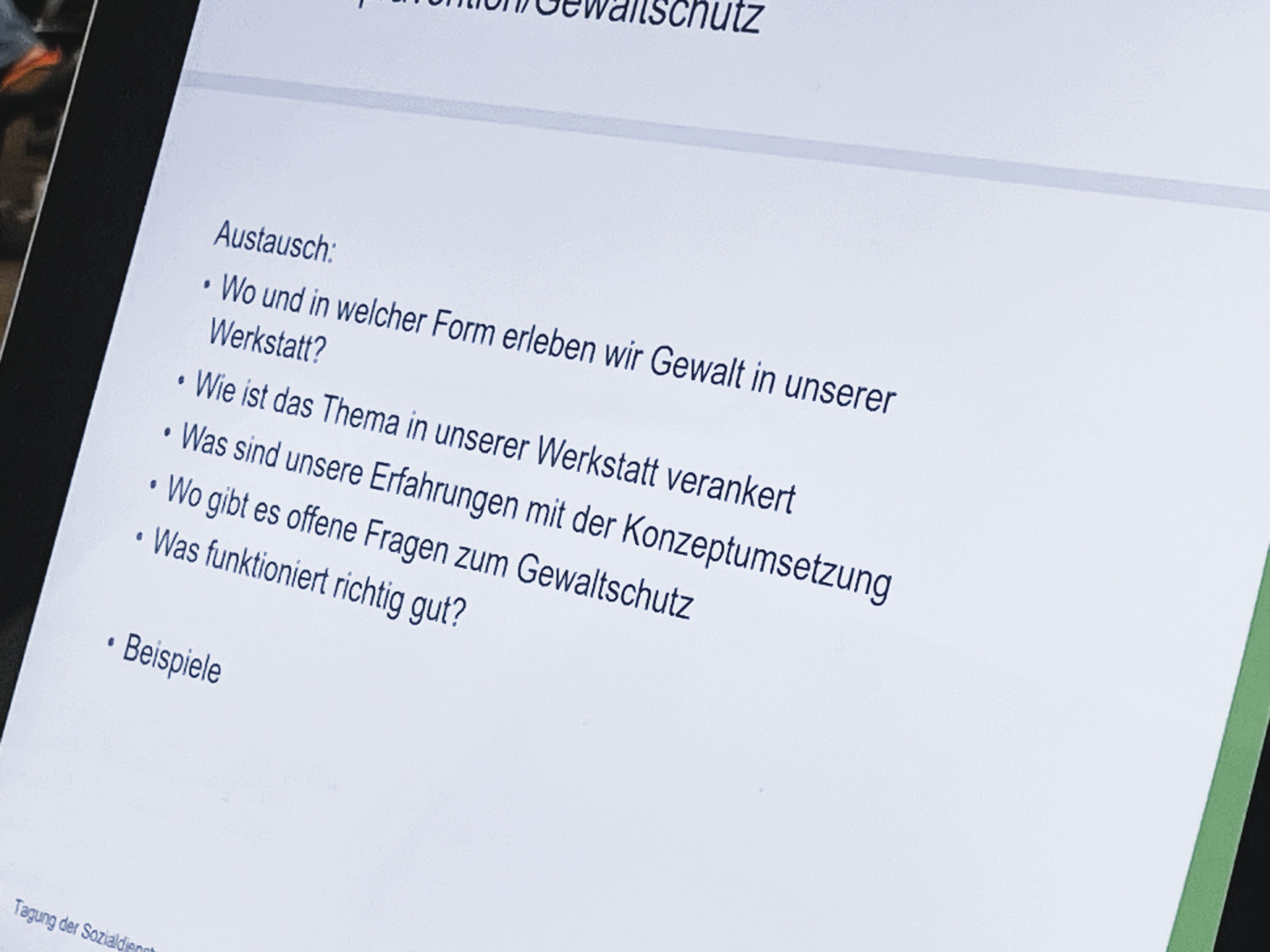 Ein Screenshot einer Präsentationsfolie, auf dem Fragen zum Thema Gewaltprävention zu sehen sind. 
© LAG WfbM Hessen