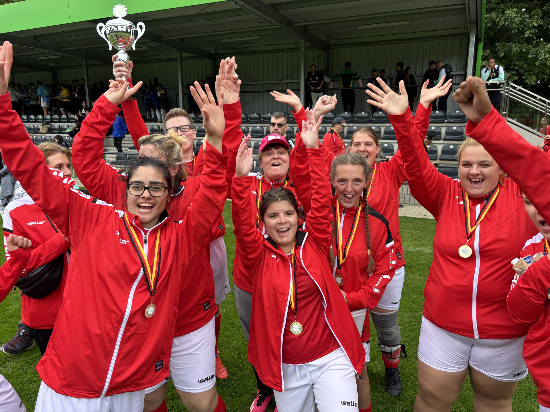 Die Spielerinnen der Spielgemeinschaft Hessen freuen sich über ihren zweiten Platz. 
© BWMK