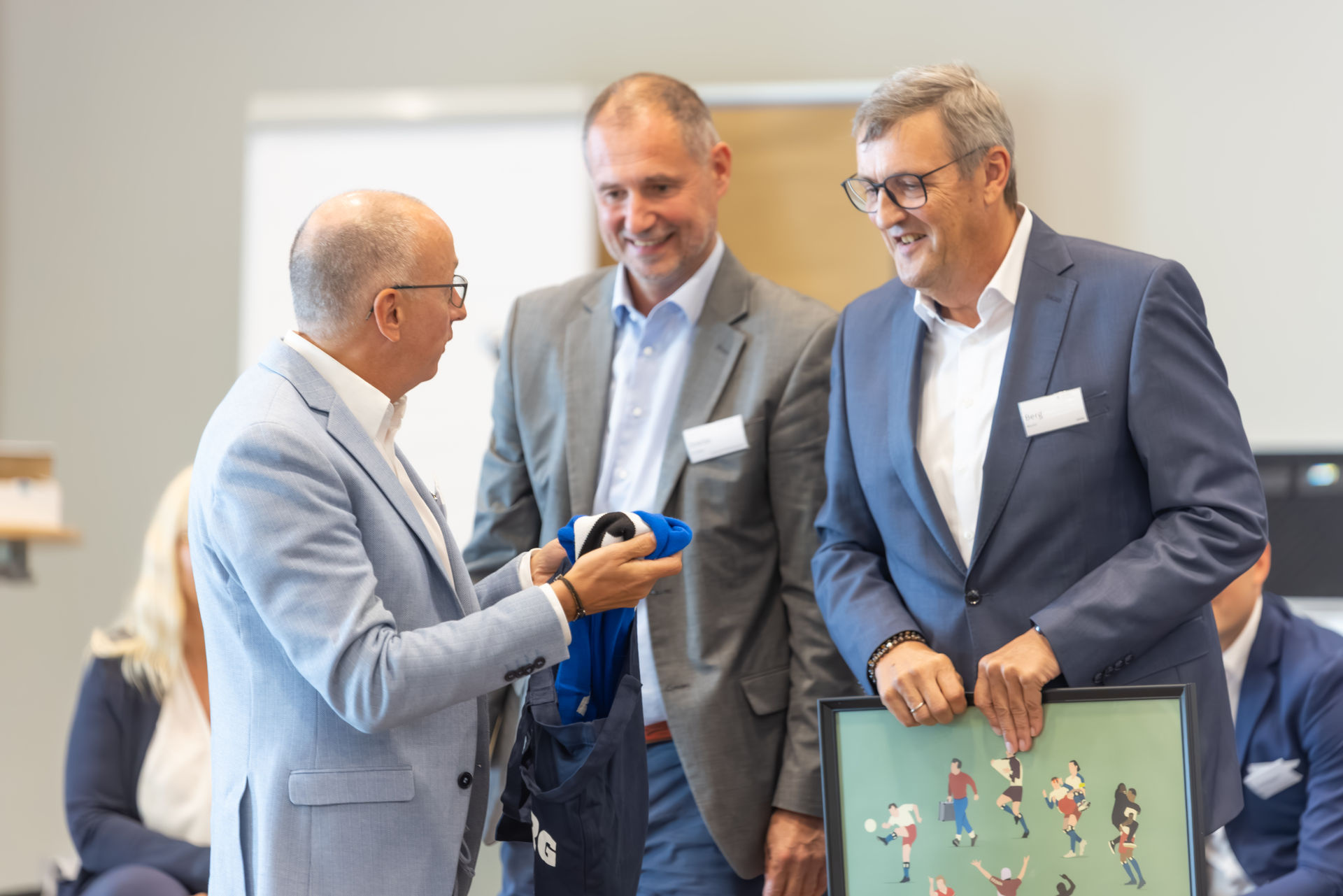 Christoph Hille und Christian Dreiss überreichen Martin Berg sein Geschenk
© Sven Langer Christoph Hille und Christian Dreiss überreichen Martin Berg sein Geschenk
© Sven Langer