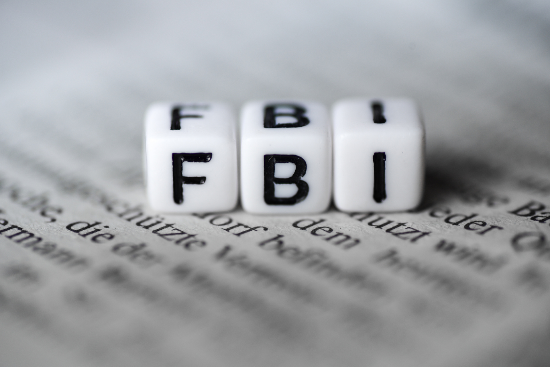 Das Wort FBI, gebildet aus drei Würfeln. Auf jedem Würfel ist ein Buchstabe zu sehen.
© artefacti - stock.adobe.com Das Wort FBI, gebildet aus drei Würfeln. Auf jedem Würfel ist ein Buchstabe zu sehen.
© artefacti - stock.adobe.com
