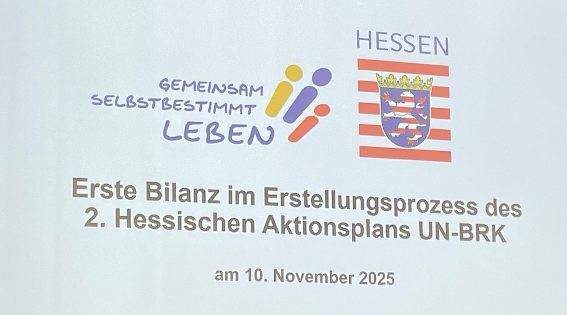 Die Eröffnungsfolie der Veranstaltung. Darauf steht: Erste Bilanz im Erstellungsprozess des 2. Hessischen Aktionsplans UN-BRK 
© LAG WfbM Hessen