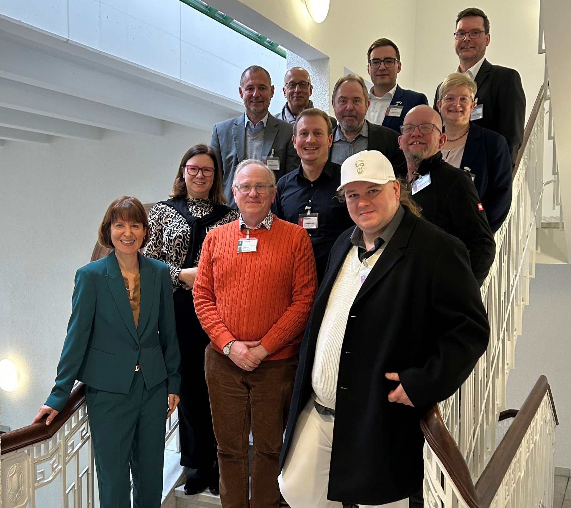 Die Teilnehmenden des Gesprächs: Ministerin Heike Hofmann, Dr. Eberhard Pausch (HMSI), Daniel Tabert (1. Reihe), Staatssekretärin Manuela Strube, Florian Hummel und Uwe Nussbaum (LAG WR Hessen; 2. Reihe), Christian Dreiss, Hartmut Kleiber und Mareike Meister (beide LAG Wohnen; 3. Reihe) und Christoph Hille, Georg Forchmann (LAG Wohnen) und Jörg Heyer (4. Reihe)
© Malte Albrecht - HMSI Die Teilnehmenden des Gesprächs: Ministerin Heike Hofmann, Dr. Eberhard Pausch (HMSI), Daniel Tabert (1. Reihe), Staatssekretärin Manuela Strube, Florian Hummel und Uwe Nussbaum (LAG WR Hessen; 2. Reihe), Christian Dreiss, Hartmut Kleiber und Mareike Meister (beide LAG Wohnen; 3. Reihe) und Christoph Hille, Georg Forchmann (LAG Wohnen) und Jörg Heyer (4. Reihe)
© Malte Albrecht - HMSI