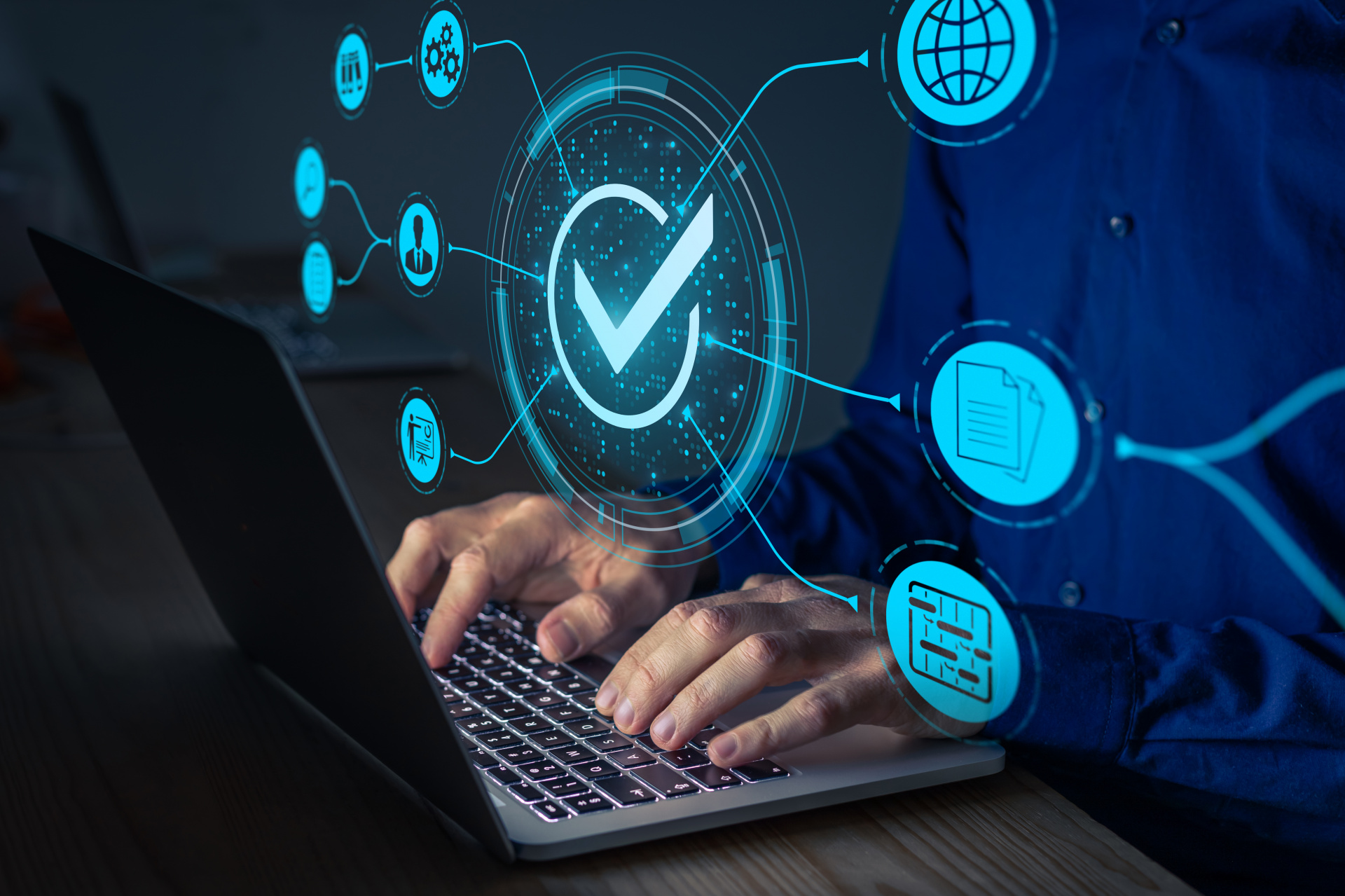 Ein Laptop an dem eine Person tippt. Darüber schweben im Raum mehrere Symbole, unter anderem eines mit einem Haken, eines für Dokumente, eines für Internet, etc.
© iStockpho.com/NicoElNino Ein Laptop an dem eine Person tippt. Darüber schweben im Raum mehrere Symbole, unter anderem eines mit einem Haken, eines für Dokumente, eines für Internet, etc.
© iStockpho.com/NicoElNino