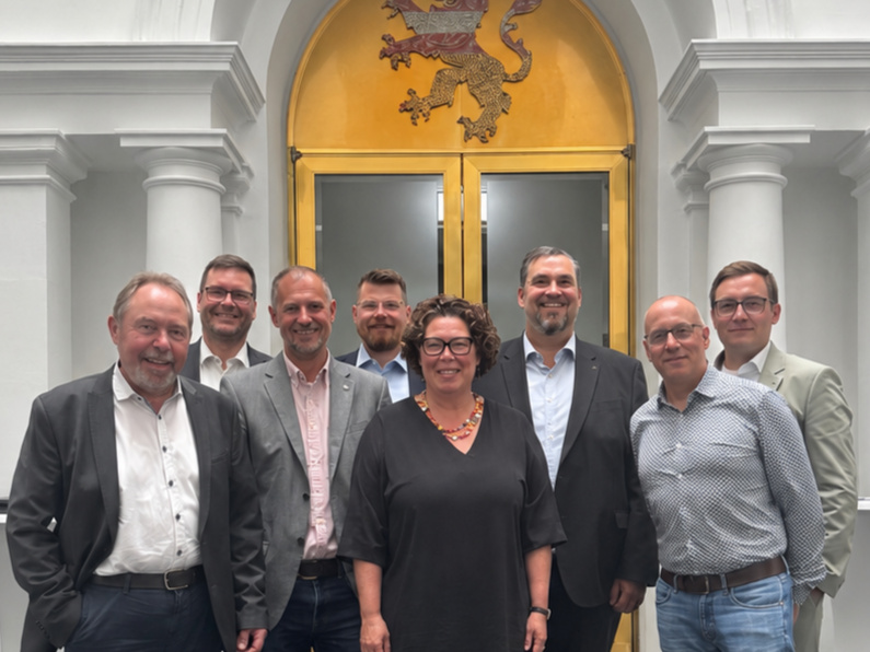 von links nach rechts: Hartmut Kleiber, Jörg Heyer, Christian Dreiss, Johannes Knöfel, Susanne Simmler, Alexander Heppe, Christoph Hille, Georg Forchmann
© LWV Hessen von links nach rechts: Hartmut Kleiber, Jörg Heyer, Christian Dreiss, Johannes Knöfel, Susanne Simmler, Alexander Heppe, Christoph Hille, Georg Forchmann
© LWV Hessen