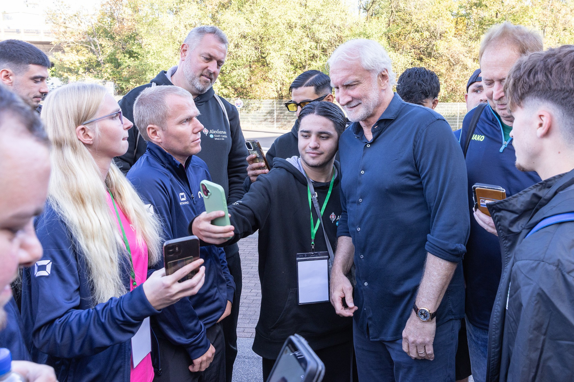 Rudi Völler begrüßt die Spielerinnen und Spieler der Deutschen Meisterschaft der Werkstätten 2026
© Carsten Kobow Rudi Völler begrüßt die Spielerinnen und Spieler der Deutschen Meisterschaft der Werkstätten 2026
© Carsten Kobow